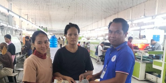 លោក សាត សុខនីម តំណាងសហជីពទឹកចិត្ដកម្មករកម្ពុជា ប្រចាំក្រុមហ៊ុន ញ៉ូ អេធីធី ស៊ូ ម៉េកឃីង (ខេមបូឌា) ឯ.ក បានឧបត្ថម្ភប្រាក់ចំនួន២៤០,០០០រៀល ជូនសមាជិកសហជីព
