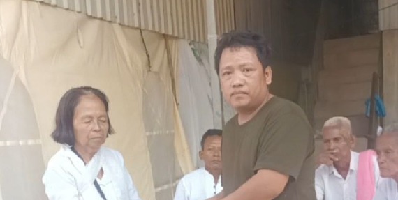 លោក ឆែម សំអាន តំណាងសហជីពទឹកចិត្តកម្មករកម្ពុជា ប្រចាំក្រុមហ៊ុន អ៊ីអេចអិម អ៊ីហ្សីហូម មេនូហ្វេកធឺរីង ឯ.ក បានរៃអង្គាសថវិកាជូនសមាជិកម្នាក់ដែលបានទទួលមរណភាព