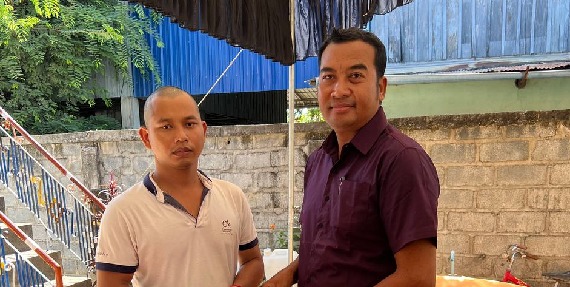 លោក អ៊ឹម ឌីណា ប្រធានសហព័ន្ធសហជីពកម្លាំងចិត្តយុវជនកម្ពុជា ប្រចាំក្រុមហ៊ុន ទៀន ថេកស្ថាយ (ខេមបូឌា) ឯ.ក បានធ្វើការរៃអង្គាសប្រាក់ចំនួន ៦៩៣,៤០០រៀលជូនសមាជិកសហជីពម្នាក់ដែលបានទទួលមរណភាព