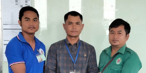 លោក សែ ចិត តំណាងសហជីពទឹកចិត្តកម្មករកម្ពុជា ប្រចាំក្រុមហ៊ុន វេនធូរ៉ា លេឌើរវែរ អឹមអេហ្វវ៉ាយ (ស៊ីឌី) ឯ.ក បានរៃអង្គាសថវិការពីបងប្អូនកម្មករ-កម្មការិនីជូនទៅដល់កម្មករម្នាក់ដែលម្ដាយរបស់គាត់បានទទួលមរណភាព