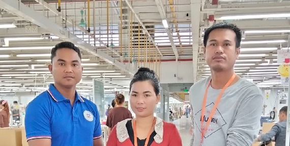 លោក សែ ចិត តំណាងសហជីពទឹកចិត្តកម្មករកម្ពុជា ប្រចាំក្រុមហ៊ុន វេនធូរ៉ា លេឌើរវែរ អឹមអេហ្វវ៉ាយ (ស៊ីឌី) ឯ.ក បានរៃអង្គាសថវិការចំនួន២០៣,០០០រៀលជូនទៅដល់កម្មការិនីម្នាក់ដែលឪពុករបស់គាត់បានទទួលមរណភាព