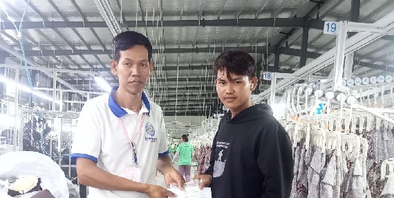 លោក ម៉ៃ ផល្លា និងលោក សែម សុខលៀង តំណាងសហជីពកំលាំងចិត្តកម្មករកម្ពុជា ប្រចាំក្រុមហ៊ុន ហ៊ន់ខូ (ខេមបូឌា) អ៊ិនដាសស្ទ្រៀល ឯ.ក បានឧបត្ថម្ភប្រាក់ចំនួន ១៨០,០០០រៀល ជូនសមាជិកសហជីព២នាក់