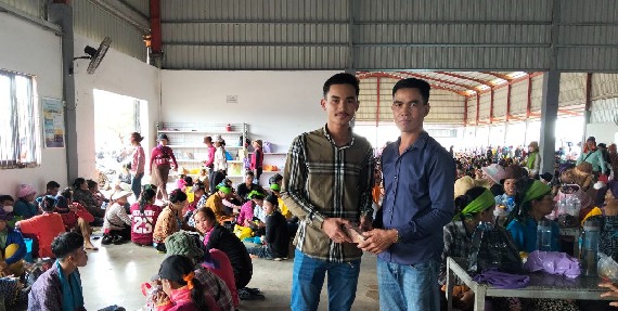 លោក មួន ម៉េង តំណាងសហជីពទឹកចិត្តកម្មករកម្ពុជា ប្រចាំក្រុមហ៊ុន ខាយណេង លេឌើរប្រដាក់ (ខេមបូឌា) ឯ.ក បានធ្វើការរៃអង្គាសប្រាក់ចំនួន ៣០០,០០០រៀល ជូនសមាជិកសហជីព២នាក់