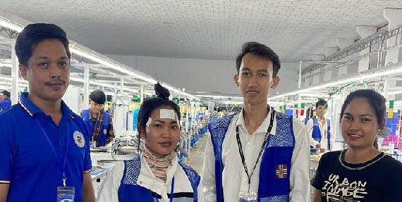 លោកស្រី ផល ភា តំណាងសហជីពទឹកចិត្ដកម្មករកម្ពុជា ប្រចាំក្រុមហ៊ុន អេស្ទើរ ស្កាយ ហ្គាម៉ិន ឯ.ក ផ្ដល់ប្រាក់ឧបត្ថម្ភចំនួន ៤០០,០០០រៀល ជូនសមាជិកសហជីពចំនួន៤នាក់