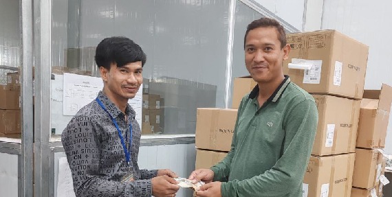 លោក គុជ រ៉ាវី តំណាងសហជីពទឹកចិត្ដយុវជនកម្ពុជា ប្រចាំក្រុមហ៊ុន រិច ស្ព្រីង រីវើរ នីតធីង (ខេមបូឌា) ឯ.ក បានផ្ដល់ប្រាក់ឧបត្ថម្ភចំនួន ៩០,០០០រៀលជូនសមាជិកសហជីព
