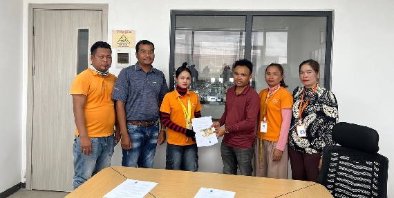 តំណាងសហជីពទឹកចិត្តកម្មករកម្ពុជា ប្រចាំក្រុមហ៊ុន ទៀន ថេកស្ថាយ (ខេមបូឌា) ឯ.ក បានផ្ដល់ប្រាក់ឧបត្ថម្ភចំនួន ៣០០,០០០រៀលជូនសមាជិកសហជីពចំនួន៣នាក់