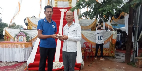 លោក ម៉ៃ ផល្លា និងលោក សែម សុខលៀង តំណាងសហជីពកំលាំងចិត្តកម្មករកម្ពុជា ប្រចាំក្រុមហ៊ុន ហ៊ន់ខូ (ខេមបូឌា) អ៊ិនដាសស្ទ្រៀល ឯ.ក បានរៃអង្គាសថវិកាចំនួន ២៣៧,០០០រៀល ជូនសមាជិកសហជីពម្នាក់