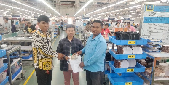តំណាងសហជីពកំលាំងចិត្តកម្មករកម្ពុជា ប្រចាំក្រុមហ៊ុន វេនធូរ៉ា លេឌើរវែរ អឹមអេហ្វវ៉ាយ បានផ្ដល់ប្រាក់ឧបត្ថម្ភចំនួន ២៤០,០០០រៀល ជូនសមាជិកសហជីព២នាក់