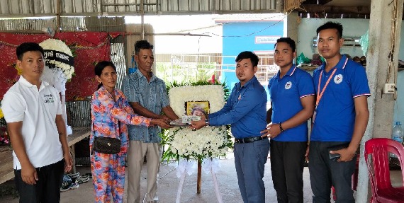លោក សែ ចិត តំណាងសហជីពទឹកចិត្តកម្មករកម្ពុជា ប្រចាំក្រុមហ៊ុន វេនធូរ៉ា លេឌើរវែរ អឹមអេហ្វវ៉ាយ (ស៊ីឌី) ឯ.ក បានរៃអង្គាសថវិកាចំនួន១,៧៨៧,១០០រៀលជូនទៅដល់កម្មករម្នាក់ដែលបានទទួលមរណភាព