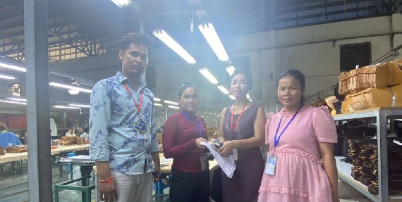 លោកស្រី ឆាវ ផល្លា តំណាងសហជីពកម្លាំងចិត្ដយុវជនកម្ពុជា នៃក្រុមហ៊ុន ហូលលី វេល ហ៊ែនប៊ែក មេនូហ្វេកឆឺរីង ឯ.ក បានផ្ដល់ប្រាក់ឧបត្ថម្ភចំនួន១២០,០០០រៀល ជូនសមាជិកសហជីព២នាក់