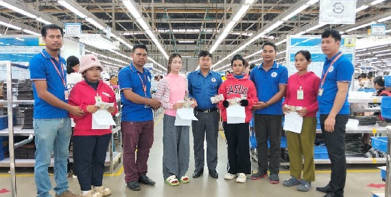 លោក សែ ចិត តំណាងសហជីពទឹកចិត្តកម្មករកម្ពុជា ប្រចាំក្រុមហ៊ុន វេនធូរ៉ា លេឌើរវែរ អឹមអេហ្វវ៉ាយ (ស៊ីឌី) ឯ.ក បានផ្ដល់ប្រាក់ឧបត្ថម្ភចំនួន៣,៦០០,០០០រៀលជូនទៅដល់សមាជិកសហជីពចំនួន៣០នាក់