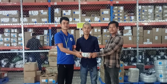 តំណាងសហជីពទឹកចិត្តកម្មករកម្ពុជា ប្រចាំក្រុមហ៊ុន មីឡានណា លេឌើរវែរ អឹម.អេហ្វ.វ៉ាយ (ខេមបូឌា) ឯ.ក បានរៃអង្គាសថវិកាចំនួន២៤២,០០០រៀលជូនទៅដល់កម្មករម្នាក់ដែលម្ដាយរបស់គាត់បានទទួលមរណភាព