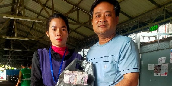 លោក ហ៊ីន ម៉ៃ តំណាងសហជីពទឹកចិត្តកម្មករកម្ពុជា ប្រចាំក្រុមហ៊ុន អេហ្វ អិម អេហ្វ មេនូហ្វេកធើរីង ឯ.ក បានផ្ដល់ប្រាក់ឧបត្ថម្ភចំនួន៦០៤,០០០រៀលជូនសមាជិកសហជីពម្នាក់ដែលបានជួបនូវគ្រោះអគ្គីភ័យ