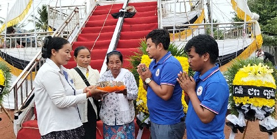 លោក សែ ចិត តំណាងសហជីពទឹកចិត្តកម្មករកម្ពុជា ប្រចាំក្រុមហ៊ុន វេនធូរ៉ា លេឌើរវែរ អឹមអេហ្វវ៉ាយ (ស៊ីឌី) ឯ.ក បានរៃអង្គាសថវិកាចំនួន១,៩៣៧,៦០០រៀលជូនទៅសមាជិកសហជីពម្នាក់ដែលបានទទួលមរណភាព