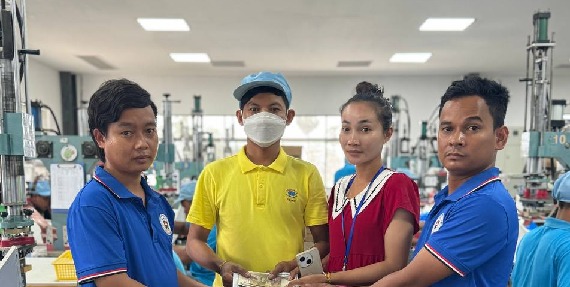 លោក ខូវ ប្រុសទូច តំណាងសហជីពជំនឿចិត្ដកម្មករកម្ពុជា ប្រចាំក្រុមហ៊ុន ប៉ារ៉ា ហ្វ៊ូវ៉ា ស្ព័តស៍វែរ (ខេមបូឌា) ឯ.ក បានផ្ដល់ប្រាក់ឧបត្ថម្ភចំនួន៧២០,០០០រៀលជូនទៅដល់សមាជិកសហជីពចំនួន៨នាក់