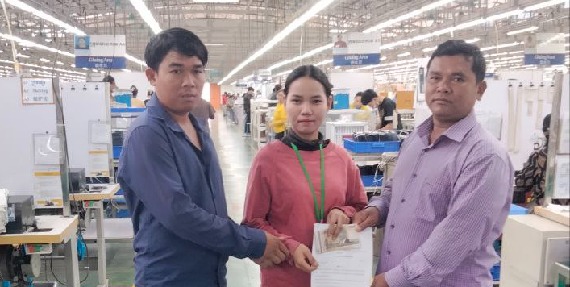 តំណាងសហជីពកំលាំងចិត្តកម្មករកម្ពុជា ប្រចាំក្រុមហ៊ុន វេនធូរ៉ា លេឌើរវែរ អឹមអេហ្វវ៉ាយ បានផ្ដល់ប្រាក់ឧបត្ថម្ភចំនួន ៤៨០,០០០រៀល ជូនសមាជិកសហជីព៤នាក់