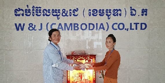 តំណាងសហជីពទឹកចិត្តកម្មករកម្ពុជា ប្រចាំក្រុមហ៊ុន ដាប់ប៊ែលយូ&ជេ (ខេមបូឌា) ឯ.ក បានធ្វើការរៃអង្គាសថវិកាចំនួន ១,៩៣២,០០០រៀល ជូនទៅដល់កម្មការិនីម្នាក់ដែលបានទទួលមរណភាព