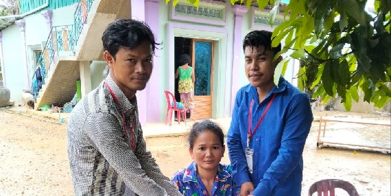លោក ជូ រ៉ាគីន តំណាងសហជីពទឹកចិត្ដកម្មករកម្ពុជា ប្រចាំក្រុមហ៊ុន អេនយូ (ខេមបូឌា) ប៊ែក ឯ.ក បានផ្ដល់ប្រាក់ឧបត្ថម្ភចំនួន១៥០,៥០០រៀល ជូនសមាជិកសហជីពម្នាក់ដែលបានជួបគ្រោះថ្នាក់ចរាចរណ៍