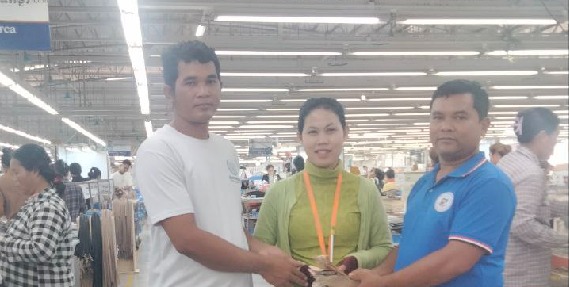 តំណាងសហជីពកំលាំងចិត្តកម្មករកម្ពុជា ប្រចាំក្រុមហ៊ុន វេនធូរ៉ា លេឌើរវែរ អឹមអេហ្វវ៉ាយ បានរៃអង្គាសប្រាក់ចំនួន ១៤៤,៣០០រៀល ជូនសមាជិកសហជីពម្នាក់ដែលម្ដាយរបស់គាត់បានទទួលមរណភាព