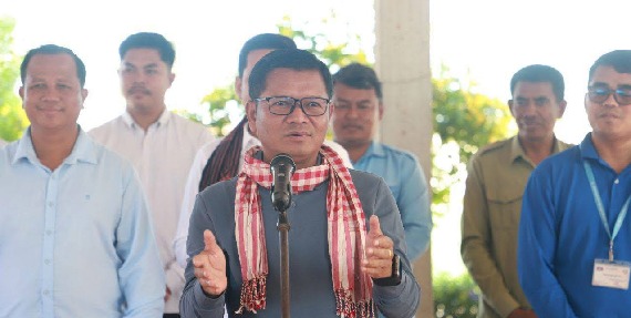 លោក ចឹក បូរិន អំពាវនាវពលករកម្ពុជាធ្វើការប្រទេសថៃ ត្រលប់មកធ្វើការនៅប្រទេសខ្លួនវិញ