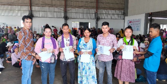 លោក មួន ម៉េង តំណាងសហជីពទឹកចិត្តកម្មករកម្ពុជា ប្រចាំក្រុមហ៊ុន ខាយណេង លេឌើរប្រដាក់ (ខេមបូឌា) ឯ.ក បានផ្ដល់ប្រាក់ឧបត្ថម្ភចំនួន ៩០០,០០០រៀល ជូនសមាជិកសហជីព១៥នាក់