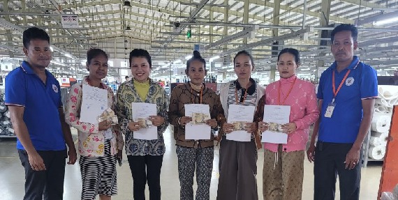 តំណាងសហជីពទឹកចិត្ដកម្មករកម្ពុជា ប្រចាំក្រុមហ៊ុន ស៊ីអិនឌឺហ្រ្គី អ៊ីនធើណេសិនណល (ខេអេច) ឯ.ក ផ្ដល់ប្រាក់ឧបត្ថម្ភចំនួន ១,២០០,០០០រៀល ជូនសមាជិកសហជីពចំនួន១០នាក់