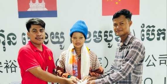 លោក ជូ រ៉ាគីន តំណាងសហជីពទឹកចិត្ដកម្មករកម្ពុជា ប្រចាំក្រុមហ៊ុន អេនយូ (ខេមបូឌា) ប៊ែក ឯ.ក បានផ្ដល់ប្រាក់ឧបត្ថម្ភចំនួន១០០,០០០រៀល ជូនសមាជិកសហជីពម្នាក់ដែលទើបសម្រាលកូន