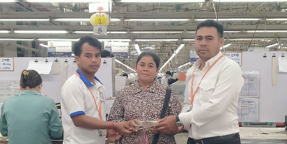 លោក ភុន ផាន និង លោក មឿន រ៉ើន តំណាងសហជីពទឹកចិត្តកម្មករកម្ពុជា ប្រចាំក្រុមហ៊ុន វេនធូរ៉ា លេឌើរវែរ អឹមអេហ្វវ៉ាយ (ស៊ីឌី) ឯ.ក បានរៃអង្គាសថវិកាចំនួន១៤០,៧០០រៀលជូនទៅដល់កម្មការិនីម្នាក់