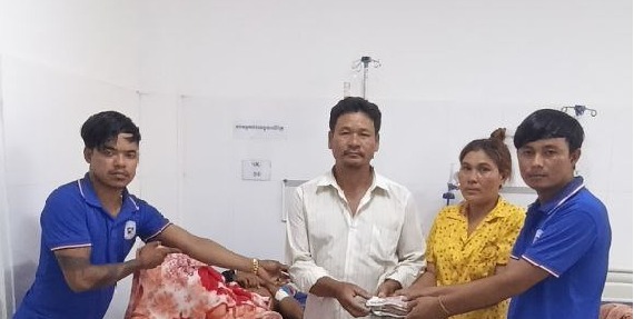 តំណាងសហជីពទឹកចិត្តស្រ្តីកម្ពុជា ប្រចាំក្រុមហ៊ុន ហ្សេនសែន ស៊ូ (ខេមបូឌា) ឯ.ក បានរៃអង្គាសថវិកាចំនួន៣៤៨,៦០០រៀលជូនកម្មករម្នាក់ដែលបានជួបគ្រោះថ្នាក់ចរាចរណ៍