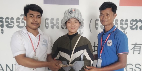 លោក ជូ រ៉ាគីន តំណាងសហជីពទឹកចិត្ដកម្មករកម្ពុជា ប្រចាំក្រុមហ៊ុន អេនយូ (ខេមបូឌា) ប៊ែក ឯ.ក បានផ្ដល់ប្រាក់ឧបត្ថម្ភចំនួន១៤៤,២០០រៀល ជូនសមាជិកសហជីពម្នាក់