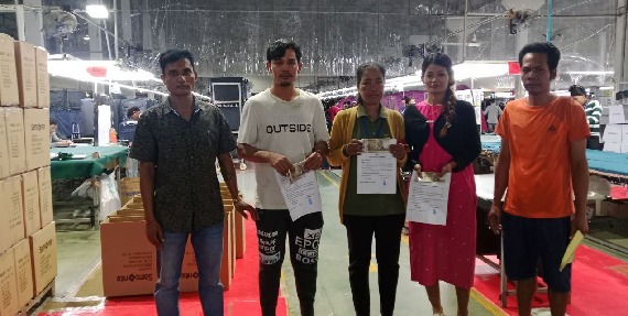 លោក ចិក សន តំណាងសហជីពទឹកចិត្ដកម្មករកម្ពុជា ប្រចាំក្រុមហ៊ុន ខេនផាក (ខេមបូឌា) ឯ.ក បានផ្ដល់ប្រាក់ឧបត្ថម្ភចំនួន ១,០៨០,០០០រៀល ជូនសមាជិកសហជីពចំនួន៩នាក់