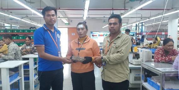 លោក ភុន ផាន និង លោក អាន ភីរុណ តំណាងសហជីពទឹកចិត្តកម្មករកម្ពុជា ប្រចាំក្រុមហ៊ុន វេនធូរ៉ា លេឌើរវែរ អឹមអេហ្វវ៉ាយ (ស៊ីឌី) ឯ.ក បានរៃអង្គាសថវិកាចំនួន១៤៩,៤០០រៀលជូនទៅដល់កម្មការិនីម្នាក់