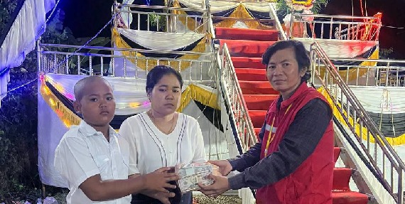 តំណាងសហជីពទឹកចិត្តកម្មករកម្ពុជា ប្រចាំក្រុមហ៊ុន ដាប់ប៊ែលយូ&ជេ (ខេមបូឌា) ឯ.ក បានធ្វើការរៃអង្គាសថវិកាចំនួន ៧៣៣,០០០រៀល ជូនទៅដល់កម្មការិនីម្នាក់ដែលស្វាមីរបស់គាត់បានទទួលមរណភាព