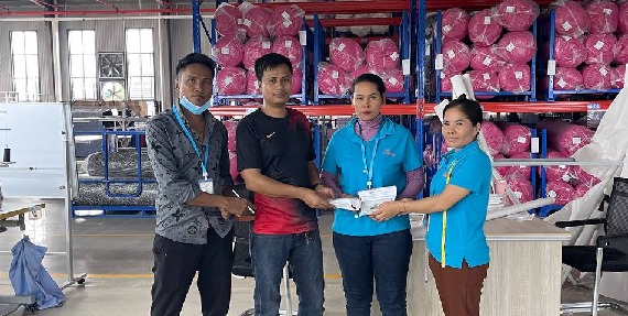 តំណាងសហជីពកម្លាំងចិត្តយុវជនកម្ពុជា ប្រចាំក្រុមហ៊ុន ទៀន ថេកស្ថាយ (ខេមបូឌា) ឯ.ក បានរៃអង្គាសថវិកាចំនួន ១៦៣,៧០០រៀលជូនសមាជិកសហជីពម្នាក់