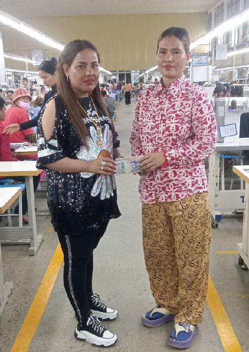 លោក អ៊ឹម ចាន់ថៃ តំណាងសហជីពជំនឿចិត្តកម្មករកម្ពុជា ប្រចាំក្រុមហ៊ុន ឡូរិន ហ៊្វូតវែរ ឯ.ក បានរៃអង្គាសថវិកាចំនួន ១៨៤,៨០០រៀលជូនទៅដល់សមាជិកសហជីពម្នាក់ដែលបានជួបគ្រោះថ្នាក់ចរាចរណ៍