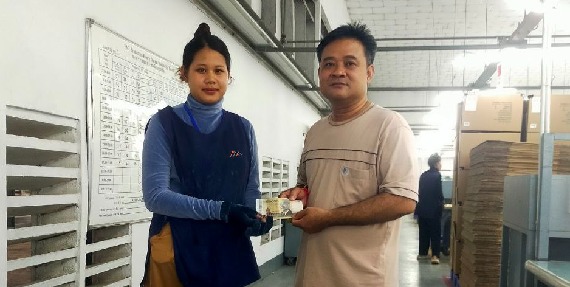 លោក ហ៊ីន ម៉ៃ តំណាងសហជីពទឹកចិត្តកម្មករកម្ពុជា ប្រចាំក្រុមហ៊ុន អេហ្វ អិម អេហ្វ មេនូហ្វេកធើរីង ឯ.ក បានផ្ដល់ប្រាក់ឧបត្ថម្ភចំនួន៨០,០០០រៀលជូនសមាជិកសហជីពម្នាក់