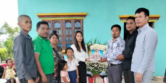 លោក សែ ចិត តំណាងសហជីពទឹកចិត្តកម្មករកម្ពុជា ប្រចាំក្រុមហ៊ុន វេនធូរ៉ា លេឌើរវែរ អឹមអេហ្វវ៉ាយ (ស៊ីឌី) ឯ.ក បានរៃអង្គាសថវិកាចំនួន២,៧០២,១០០រៀលជូនទៅដល់កម្មករម្នាក់ដែលបានទទួលមរណភាព