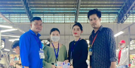 លោកស្រី ឆាវ ផល្លា តំណាងសហជីពកម្លាំងចិត្ដយុវជនកម្ពុជា នៃក្រុមហ៊ុន ហូលលី វេល ហ៊ែនប៊ែក មេនូហ្វេកឆឺរីង ឯ.ក បានផ្ដល់ប្រាក់ឧបត្ថម្ភចំនួន២៤០,០០០រៀល ជូនសមាជិកសហជីពចំនួន៤នាក់