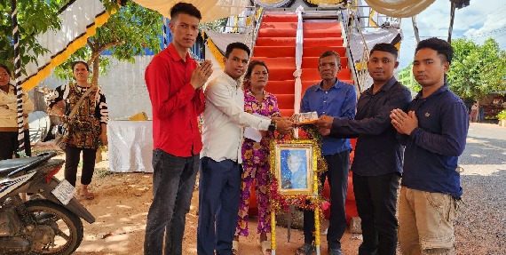 តំណាងសហជីពទឹកចិត្តស្រ្តីកម្ពុជា ប្រចាំក្រុមហ៊ុន ដុងសិន ហ្វ៊ូដវែរ (ខេមបូឌា) ឯ.ក បានរៃអង្គាសថវិកាចំនួន១,៥៧៥,៦០០រៀលជូនកម្មការិនីម្នាក់ដែលបានទទួលមរណភាព