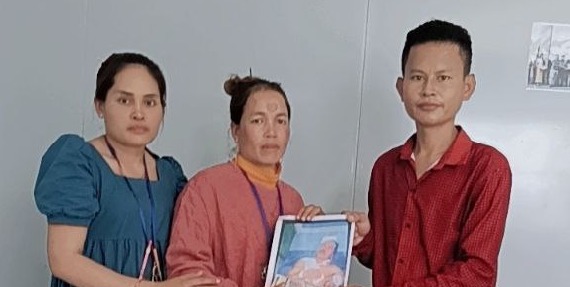 តំណាងសហជីពទឹកចិត្តស្រ្តីកម្ពុជា ប្រចាំក្រុមហ៊ុន ហ្សេនសែន ស៊ូ (ខេមបូឌា) ឯ.ក បានផ្ដល់ប្រាក់ឧបត្ថម្ភចំនួន១២៥,៩០០រៀលជូនកម្មករម្នាក់ដែលបានជួបគ្រោះថ្នាក់ចរាចរណ៍