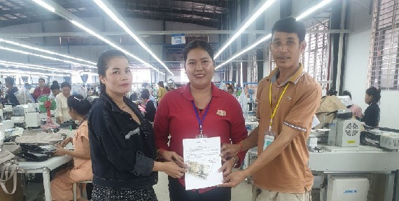 លោក នុច រ៉ុង តំណាងសហជីពជំនឿចិត្តកម្មករកម្ពុជា ប្រចាំក្រុមហ៊ុន វេម ហ្វា ហ៊ែនប៊ែក (ខេមបូឌា) ឯ.ក បាននាំយកប្រាក់ឧបត្ថម្ភនិងប្រាក់រៃអង្គាសចំនួន៤២៣,៤០០រៀលជូនសមាជិកសហជីពចំនួន៤នាក់