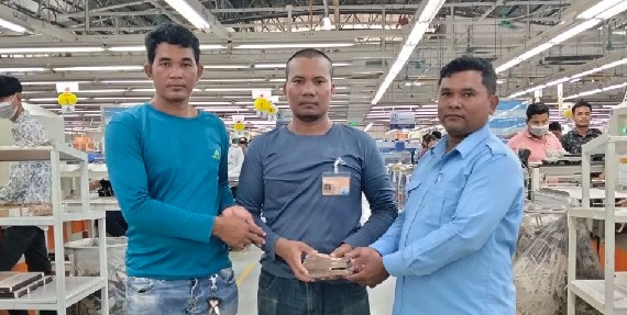 តំណាងសហជីពកំលាំងចិត្តកម្មករកម្ពុជា ប្រចាំក្រុមហ៊ុន វេនធូរ៉ា លេឌើរវែរ អឹមអេហ្វវ៉ាយ បានរៃអង្គាសប្រាក់ចំនួន ១៧៤,៧០០រៀល ជូនសមាជិកសហជីពម្នាក់ដែលឪពុករបស់គាត់បានទទួលមរណភាព
