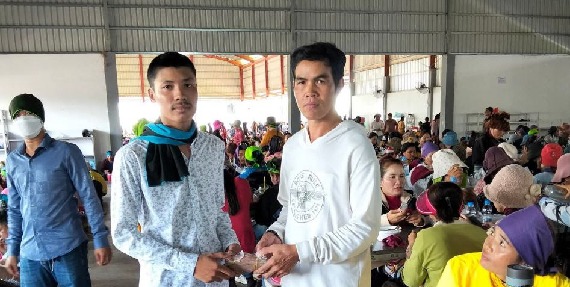 លោក មួន ម៉េង តំណាងសហជីពទឹកចិត្តកម្មករកម្ពុជា ប្រចាំក្រុមហ៊ុន ខាយណេង លេឌើរប្រដាក់ (ខេមបូឌា) ឯ.ក បានរៃអង្គាសថវិកាចំនួន ១៥០,០០០រៀល ជូនសមាជិកសហជីពម្នាក់