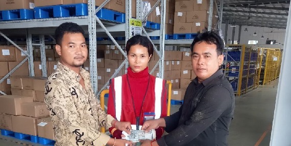 លោក ទិត សុភា និងលោក ឌី សំបាន តំណាងសហជីពទឹកចិត្ដកម្មករកម្ពុជា ប្រចាំក្រុមហ៊ុន អេជេ ថេកស្ថាយ ឯ.ក បានរៃអង្គាសថវិកាចំនួន១០៦,៧០០រៀល ជូនសមាជិកសហជីពម្នាក់ដែលសម្រាកព្យាបាលនៅឯមន្ទីរពេទ្យ