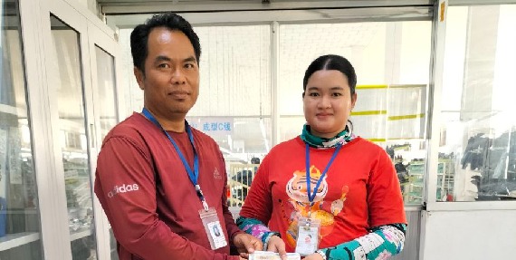 លោក សាត សុខនីម  តំណាងសហជីពទឹកចិត្ដកម្មករកម្ពុជា ប្រចាំក្រុមហ៊ុន ញ៉ូ អេធីធី ស៊ូ ម៉េកឃីង (ខេមបូឌា) ឯ.ក បានឧបត្ថម្ភប្រាក់ចំនួន២៤០,០០០រៀល ជូនសមាជិកសហជីពចំនួន៤នាក់