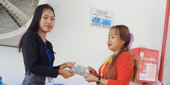 លោកស្រី សុខ ឡាំងអេង តំណាងសហជីពទឹកចិត្ដយុវជនកម្ពុជា ប្រចាំក្រុមហ៊ុន រិច ស្ព្រីង រីវើរ នីតធីង (ខេមបូឌា) ឯ.ក បានផ្ដល់ប្រាក់ឧបត្ថម្ភចំនួន ១៨០,០០០រៀលជូនសមាជិកសហជីពចំនួន២នាក់