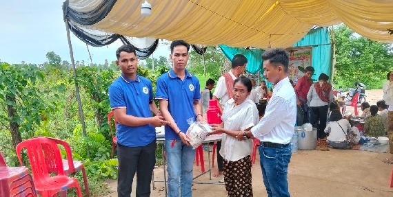 លោក មួន ម៉េង តំណាងសហជីពទឹកចិត្តកម្មករកម្ពុជា ប្រចាំក្រុមហ៊ុន ខាយណេង លេឌើរប្រដាក់ (ខេមបូឌា) ឯ.ក បានរៃអង្គាសថវិកាចំនួន ១,២០០,០០០រៀល ជូនសមាជិកសហជីពម្នាក់ដែលបានទទួលមរណភាព
