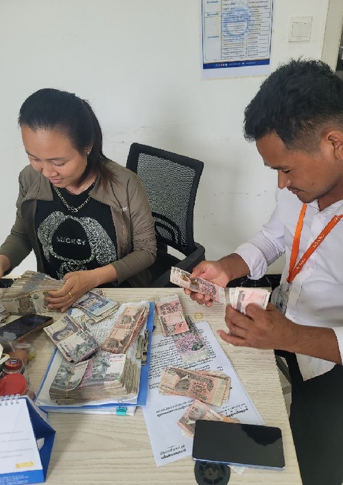 តំណាងសហជីពទឹកចិត្ដកម្មករកម្ពុជា ប្រចាំក្រុមហ៊ុន ស៊ីអិនឌឺហ្រ្គី អ៊ីនធើណេសិនណល (ខេអេច) ឯ.ក បានរៃអង្គាសថវិកាចំនួន៣,៥១៧,០០០រៀលដើម្បីជួយដល់កងទ័ពកម្ពុជានិងជនភៀសសឹក