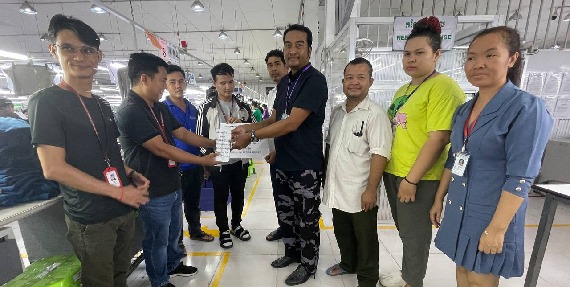 បងប្អូនកម្មករនិយោជិតរោងចក្រ ស្កាយវើត ហ្វេសិន (ខេមបូឌា) ឯ.ក ចូលរួមថវិកាឧបត្ថម្ភចំនួន ៣,៦៤២,៥០០រៀល ជួយដល់កងទ័ព និងជនភៀសសឹក