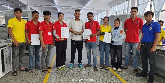 បងប្អូនកម្មករនិយោជិតរោងចក្រ ដុងសិន ហ្វ៊ូដវែរ (ខេមបូឌា) ឯ.ក ចូលរួមថវិកាឧបត្ថម្ភចំនួន ៥៥៥,៥០០រៀល ជួយដល់កងទ័ព និងជនភៀសសឹក